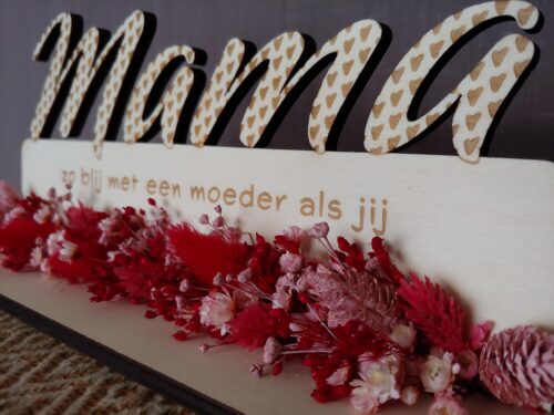 Mama op voetje met droogbloemen