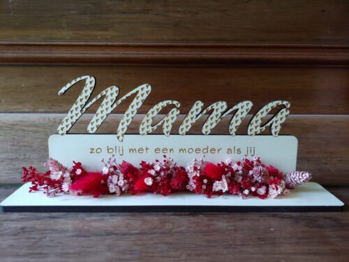 Mama op voetje met droogbloemen